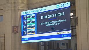 Los carteles colocados en la Estación Constitución.