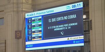 Los carteles colocados en la Estación Constitución.