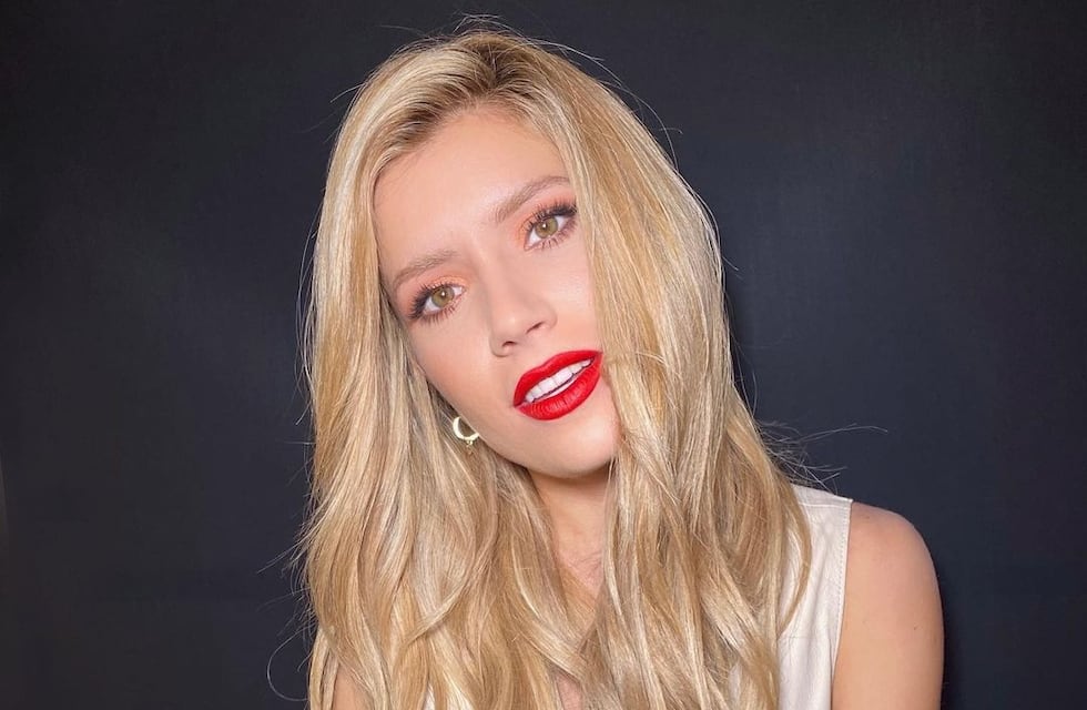 Camisa traslúcida, hombros descubiertos y sin maquillaje: Laurita Fernández, al natural