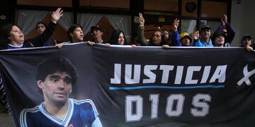 Seguidores de Diego Maradona afuera del tribunal donde se realiza el juicio. (AP Foto/Natacha Pisarenko)