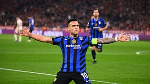 La furia de Lautaro Martínez con sus compañeros tras la eliminación de Inter. (Tom Weller/dpa via AP)