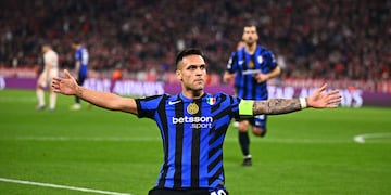 La furia de Lautaro Martínez con sus compañeros tras la eliminación de Inter. (Tom Weller/dpa via AP)