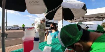 Hoy inició la segunda jornada de inoculación a los taxistas y se sumaron los transportistas escolares