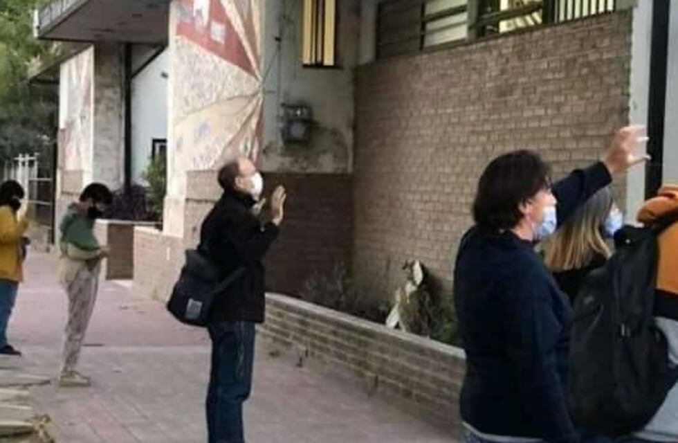 Oración de varios credos frente al Hospital