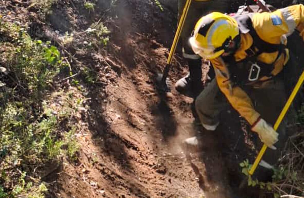 El trabajo incansable de los brigadistas de Catamarca contra el incendio en Río Negro