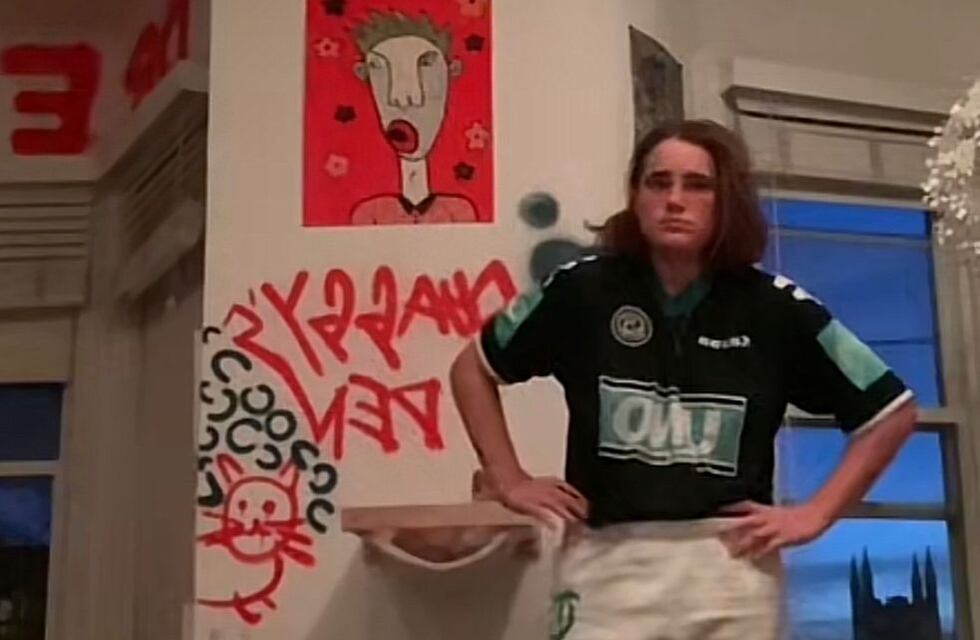 La nieta de Joe Biden y un Tik Tok increíble: usa la camiseta de Independiente Rivadavia