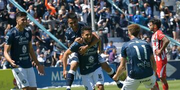 Con el regreso de sus hinchas al estadio Bautista Gargantini, Independiente Rivadavia derrotó 2 a 1 Instituto de Córdoba por la fecha 28, de la Zona B, del torneo de la Primera Nacional.
Joaquín Molina puso en ventaja a La Gloria en la primera parte y la Lepra lo dio vuelta con tantos de Enzo Martínez y Sebastián Navarro, ambos en el complemento.
Foto: Foto: Orlando Pelichotti