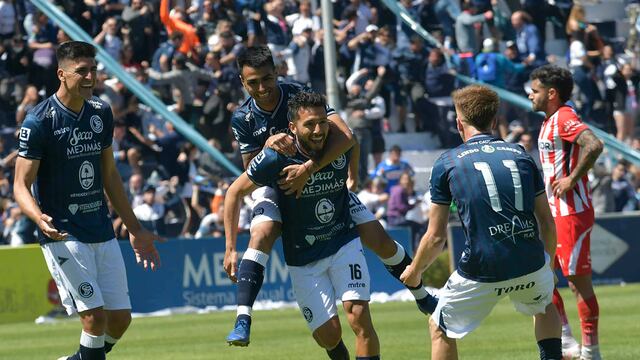 Con el regreso de sus hinchas al estadio Bautista Gargantini, Independiente Rivadavia derrotó 2 a 1 Instituto de Córdoba por la fecha 28, de la Zona B, del torneo de la Primera Nacional.
Joaquín Molina puso en ventaja a La Gloria en la primera parte y la Lepra lo dio vuelta con tantos de Enzo Martínez y Sebastián Navarro, ambos en el complemento.
Foto: Foto: Orlando Pelichotti