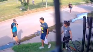 Las imágenes del violento asalto a una madre y su hijo en la puerta de su casa en Córdoba.