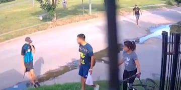 Las imágenes del violento asalto a una madre y su hijo en la puerta de su casa en Córdoba.