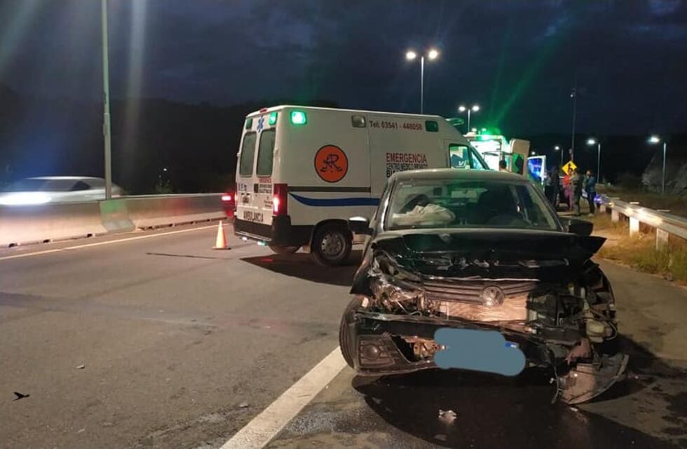 Violento choque entre dos automóviles en la variante Costa Azul