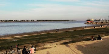 En la Rambla Catalunya se advierte a simple vista la magnitud de la bajante histórica del río Paraná. (@flav10r)