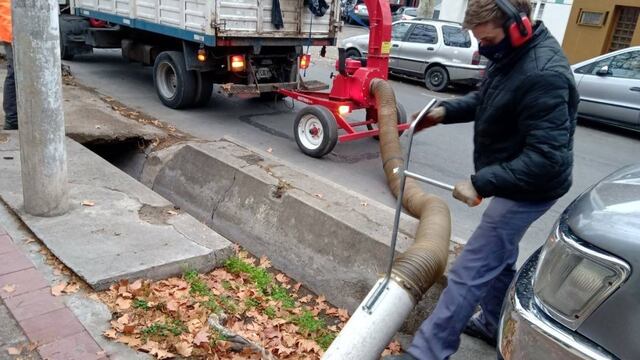 Para limpieza de acequias la comuna adquirió dos grandes aspiradoras y trituradoras de hojas y basura.