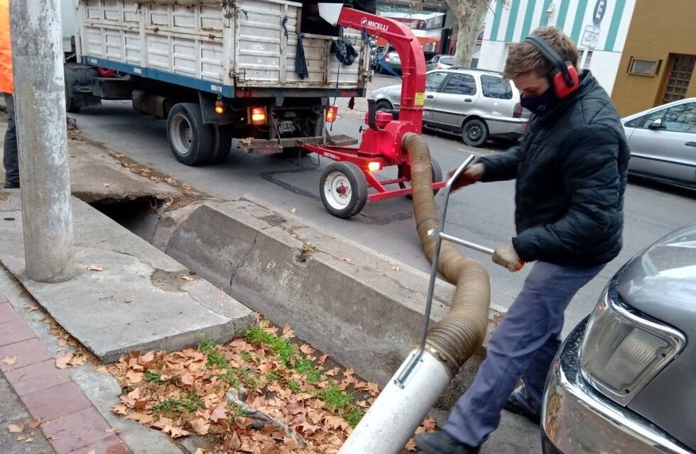 La comuna adquirió dos grandes aspiradoras y trituradoras para limpieza de acequias