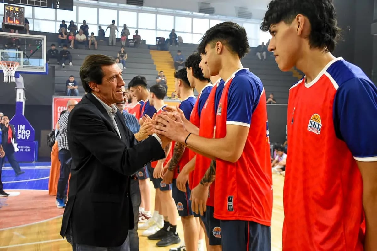 Previo a su debut oficial del 31 de octubre pasado en la Liga Argentina de Básquet 2025/26, el plantel de Jujuy Básquet, conocido como “Los Cóndores”, recibió el saludo del gobernador Carlos Sadir en la presentación oficial del quipo que se realizó en estadio de la Federación de Básquet.