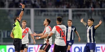Felipe Peña recibe la roja tras la fuerte infracción a Méndez. (Fotobaires)