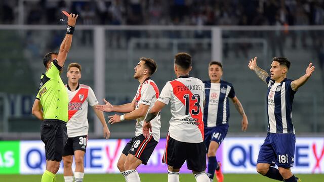 Felipe Peña recibe la roja tras la fuerte infracción a Méndez. (Fotobaires)