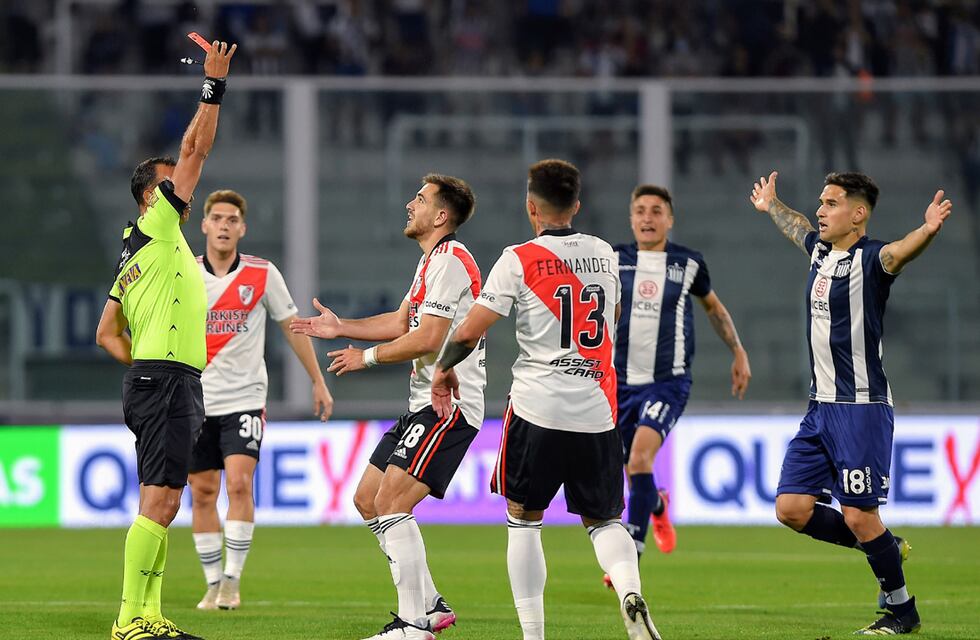 River, con uno menos por la expulsión de Peña, le ganó 2-0 a Talleres en Córdoba