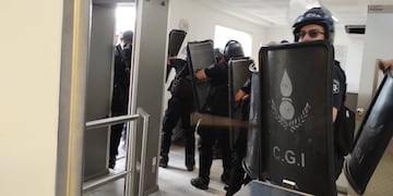 La policía montó un operativo preventivo en el acceso de pasaje Tarrico.