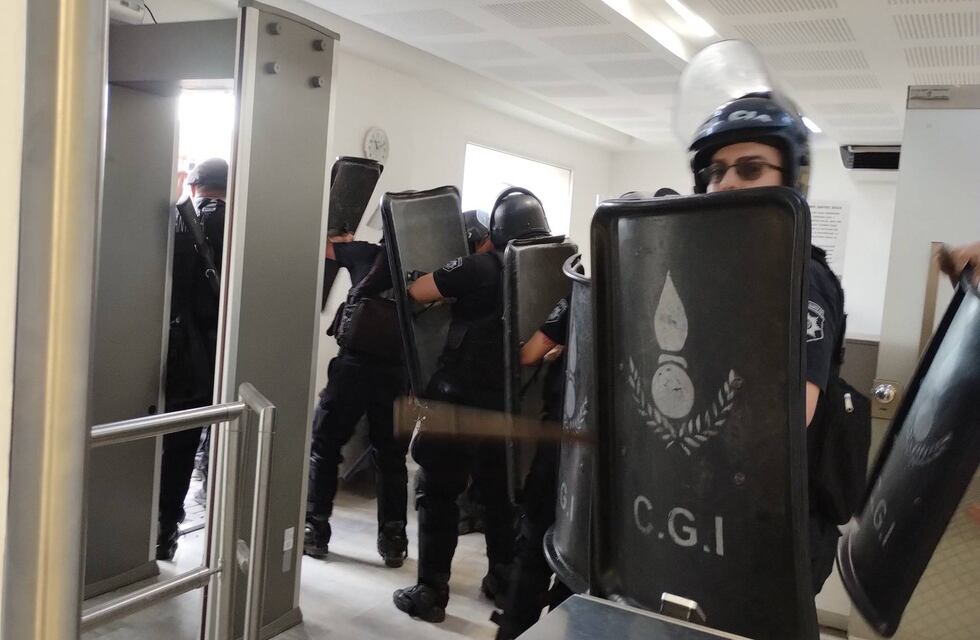 Paro de taxis y protesta en Rosario: el Concejo postergó la apertura de sesiones