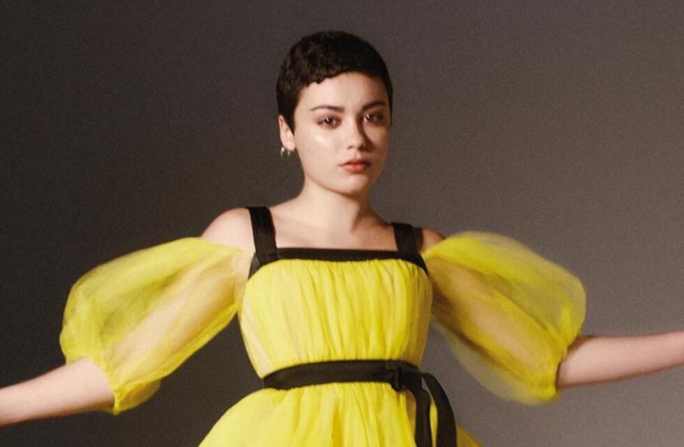 Carla Díaz, “Ari” de “Elite”, promocionó la nueva temporada de la serie con una deslumbrante imagen