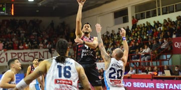 "Loku" Cuello ataca el aro durante el primer juego entre Instituto y Regatas, por los cuartos de final de la Liga Nacional. (Javier Ferreyra / La Voz)