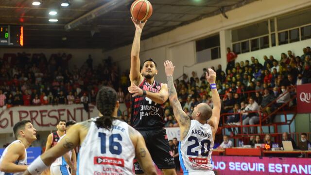 "Loku" Cuello ataca el aro durante el primer juego entre Instituto y Regatas, por los cuartos de final de la Liga Nacional. (Javier Ferreyra / La Voz)