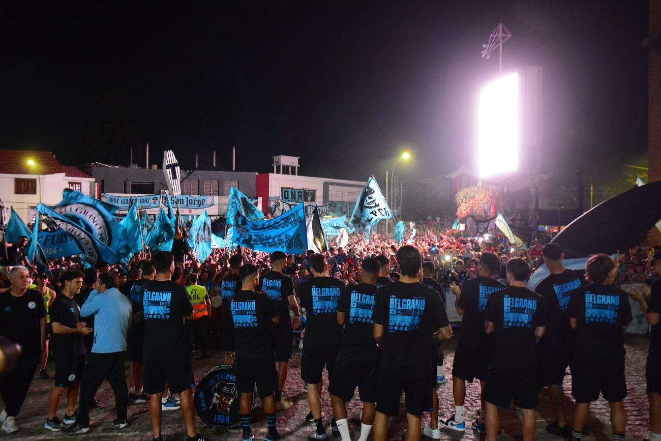 Banderazo de Belgrano en el Hotel Quinto Centenario, el día previo al clásico con Talleres.  (Nicolás Bravo / La Voz)