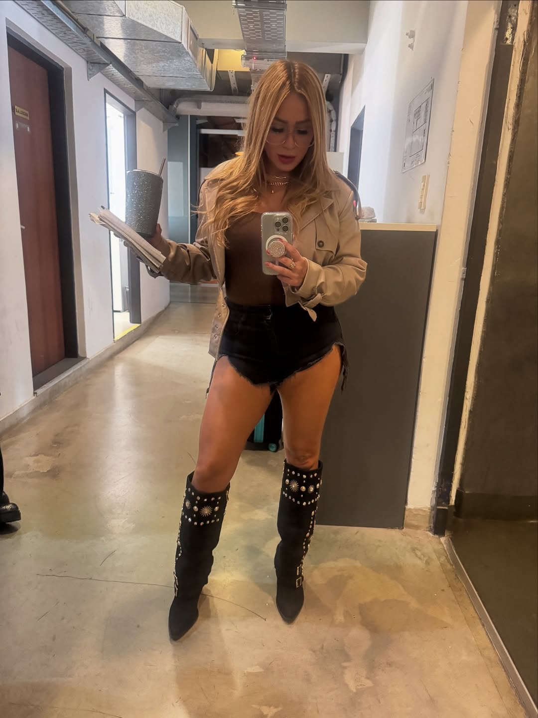 Karina La Princesita conquistó las redes en minishort y bucaneras con tachas
