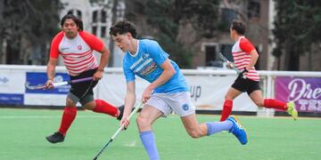 Dos goles de Mateo Sagreras en el debut de Puerto Belgrano en Caballeros. (Foto Mauricio Montani).