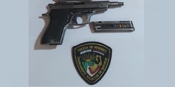 San Vicente: despistó con su moto frente a una comisaría y se le cayó una pistola frente a los policías.