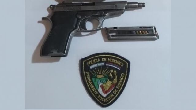 San Vicente: despistó con su moto frente a una comisaría y se le cayó una pistola frente a los policías.