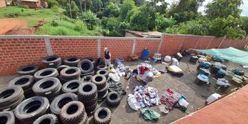 Decomisan cargamento de mercadería ilegal en Puerto Iguazú.