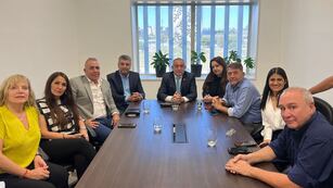 Luis Juez, junto con los integrantes del Tribunal de Cuentas y los legisladores del Frente Cívico.