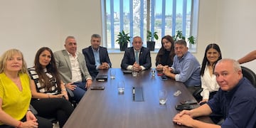 Luis Juez, junto con los integrantes del Tribunal de Cuentas y los legisladores del Frente Cívico.