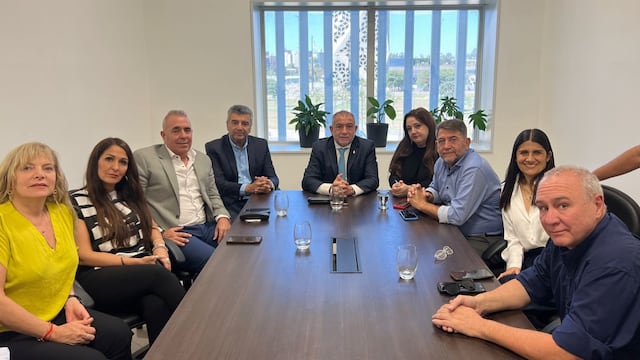 Luis Juez, junto con los integrantes del Tribunal de Cuentas y los legisladores del Frente Cívico.