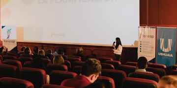 La Municipalidad de Ushuaia y FONCAP realizaron una charla sobre educación financiera