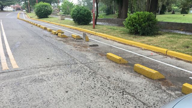 Un auto chocó contra la bicisenda de la Costanera