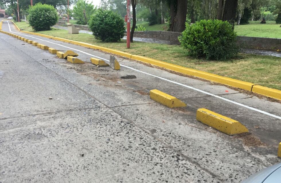 Un auto chocó y rompió una parte de la bicisenda de la Costanera Catriel