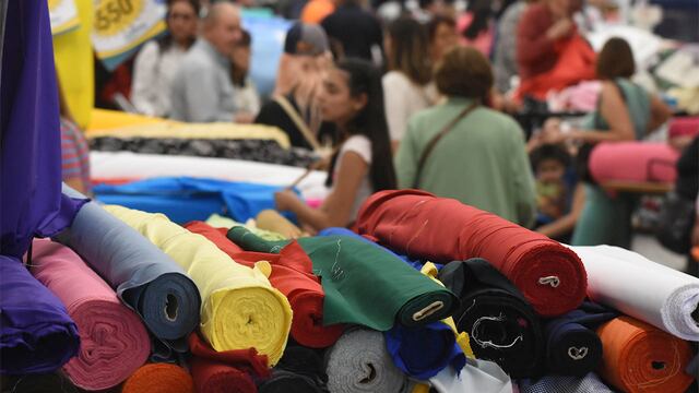Buscan congelar precios con la industria textil.
