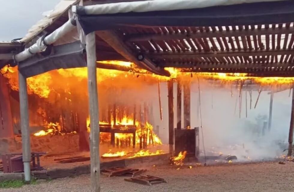 Córdoba: un feroz incendio destrozó un parador en el Camino del Cuadrado