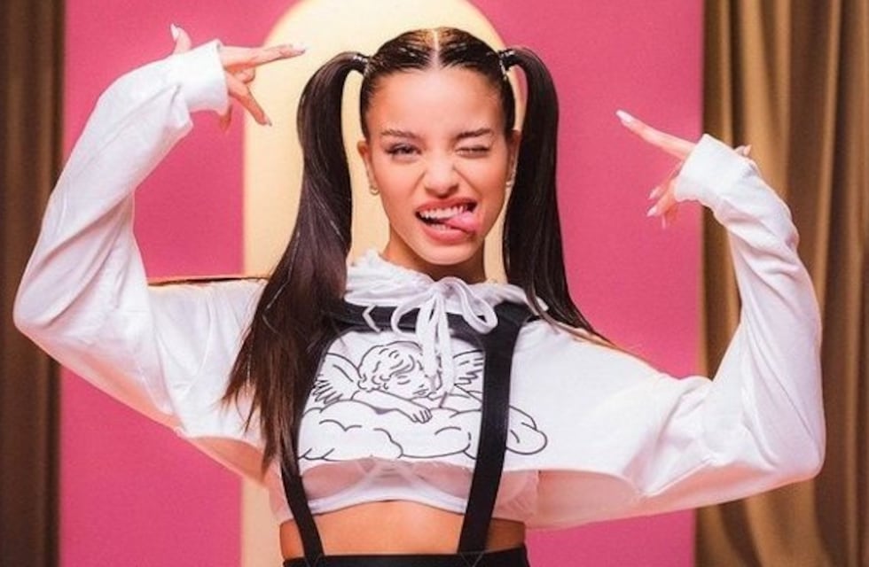 Emilia Mernes lució un top y una minifalda en una producción de fotos que dio que hablar