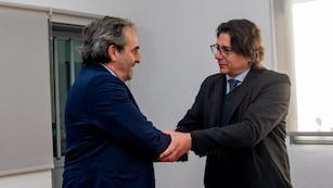 Los procuradores generales de Salta, Pedro García Castiella (izq.), y Sergio Lello Sánchez, de Jujuy, en el encuentro para protocolizar los acuerdos entre los respectivos organismos a su cargo.