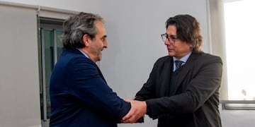 Los procuradores generales de Salta, Pedro García Castiella (izq.), y Sergio Lello Sánchez, de Jujuy, en el encuentro para protocolizar los acuerdos entre los respectivos organismos a su cargo.