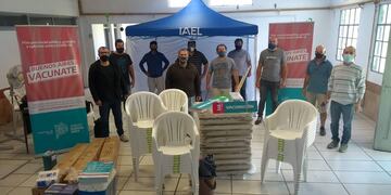 Llegaron sillas, computadoras y un freezer para la Escuela 14