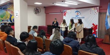 La directora de Obras Particulares del municipio, Mariana Franco, encabezó la exposición que ofreció su equipo ante alumnos de la Escuela de Educación Técnica nº 1 "Escolástico Zegada" de esta ciudad.