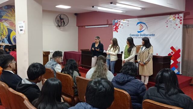 La directora de Obras Particulares del municipio, Mariana Franco, encabezó la exposición que ofreció su equipo ante alumnos de la Escuela de Educación Técnica nº 1 "Escolástico Zegada" de esta ciudad.