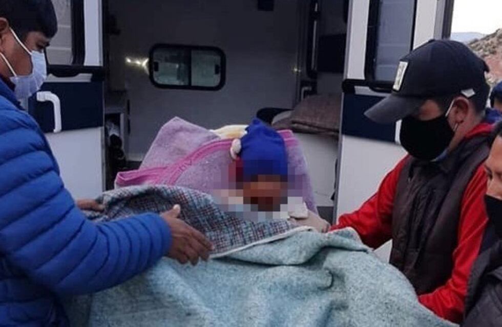 Su hijo se accidentó y lo llevaron en andas por una hora para encontrar atención médica