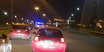 El paso vehicular estuvo cerrado hasta poco antes del amanecer sobre la mano que va hacia el este. (@jonyalvarez_14)