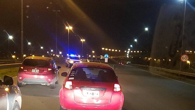 El paso vehicular estuvo cerrado hasta poco antes del amanecer sobre la mano que va hacia el este. (@jonyalvarez_14)